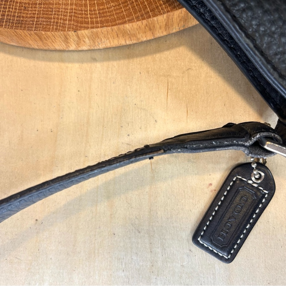 Coach 90s Vintage 6803 Black Leather Hudson Bucket
Crossbody Shoulder Bag Purse - Picture 10 of 16